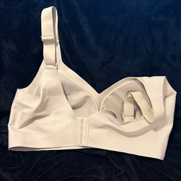 Elegant Beige Seamless Bra - Picture 3 of 10